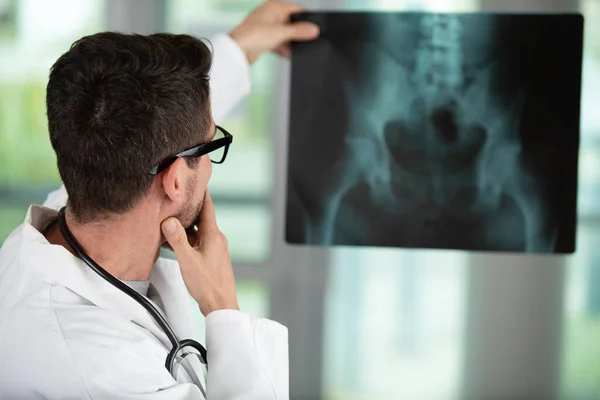 Mogen Läkare Kontoret Tittar Röntgenresultat — Stockfoto