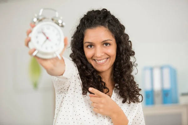 Szczęśliwa Młoda Kobieta Wyświetlone Zegar — Zdjęcie stockowe