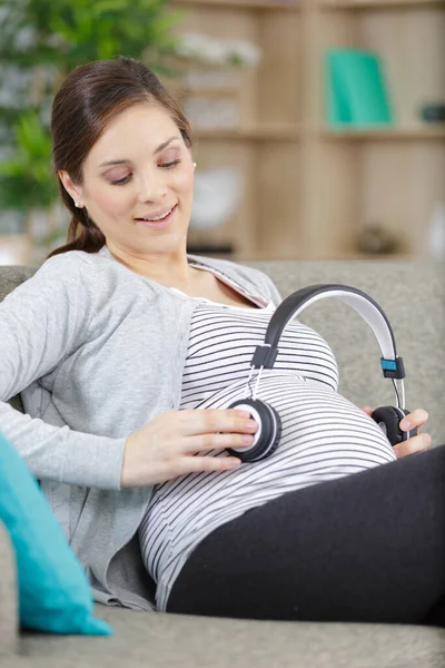 Retrato Mujer Embarazada Feliz Con Auriculares Vientre — Foto de Stock