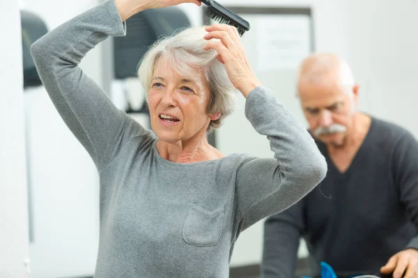 Seniorin Bürstet Haare Nach Sportlicher Aktivität — Stockfoto