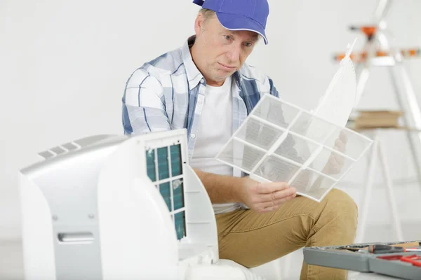 Manlig Luftkonditioneringstekniker Jobbet — Stockfoto