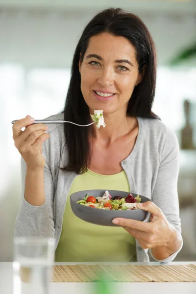 Жінка Домашній Кухні Готує Обідній Салат — стокове фото