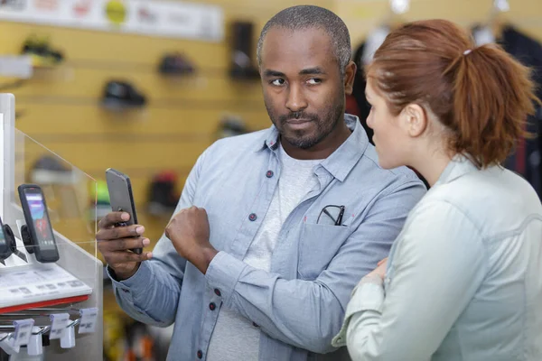 Young Man Shopping Phone Store — Stock Photo, Image