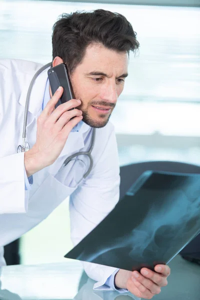 Médico Masculino Telefone Conceito Saúde — Fotografia de Stock