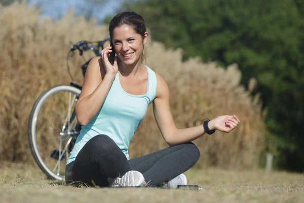 Vacker Fitness Kvinna Telefon — Stockfoto