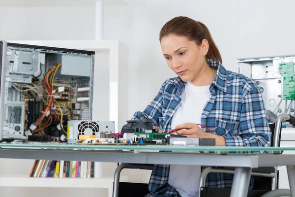 Vrouwelijke Computer Ingenieur Aan Het Werk — Stockfoto