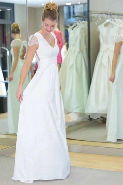 Mulher Boutique Nupcial Tentando Vestido Noiva — Fotografia de Stock
