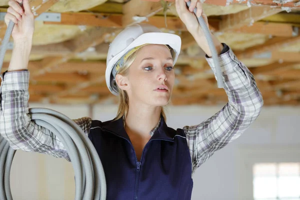 Constructor Mujer Con Cables —  Fotos de Stock