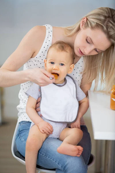 Jonge Moeder Helpen Meisje Van Baby Met Het Eten Zelf — Stockfoto