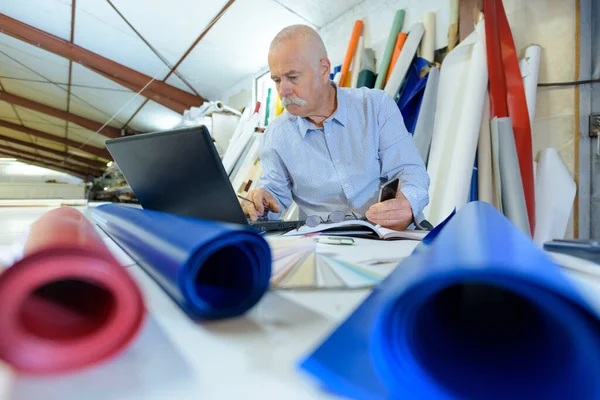 Senior Mann Benutzt Laptop Bei Arbeit Design Werkstatt — Stockfoto