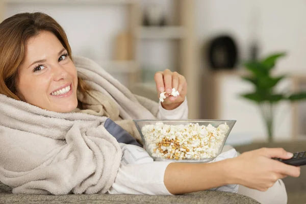 Alleinstehende Frau Unter Decke Isst Popcorn Auf Dem Sofa — Stockfoto
