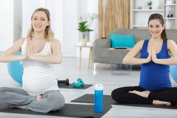 Zwei Schwangere Frauen Grauer Sportbekleidung Entspannen Sich Nach Dem Training — Stockfoto