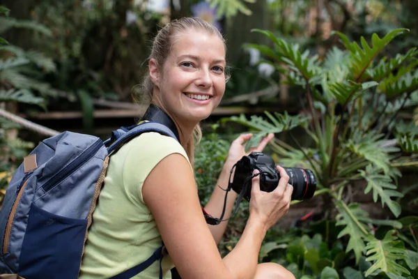 Lycklig Kvinna Semester Fotografering Med Dslr Kamera — Stockfoto