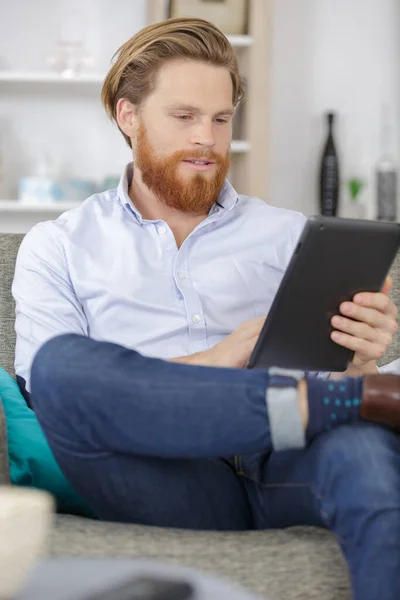 Hombre Relajándose Sofá Usando Tableta — Foto de Stock