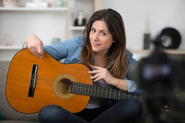 Jolie Jeune Fille Jouer Peu Enregistrement Guitare — Photo