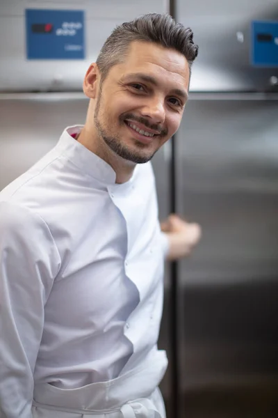 Porträt Eines Männlichen Kochs Mit Kühlschranktür — Stockfoto