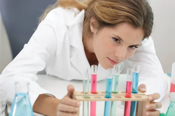 Jovem Atraente Cientista Sexo Feminino Laboratório Químico — Fotografia de Stock