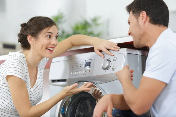 Heureux Sourire Jeune Couple Choisissant Machine Laver — Photo