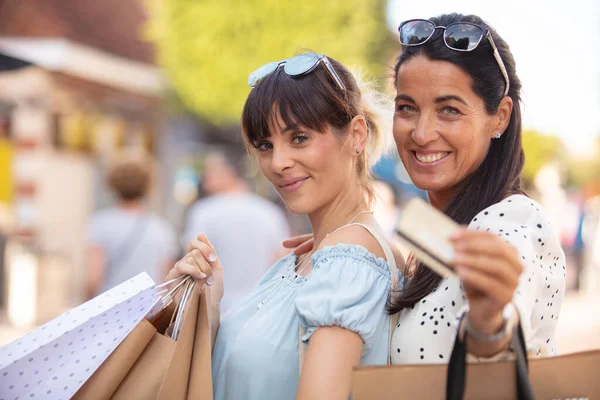 Vackra Kvinnor Med Shoppingväskor Med Kreditkort — Stockfoto