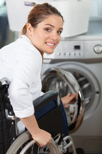 Γυναίκα Αναπηρική Καρέκλα Που Κλείνει Πλυντήριο — Φωτογραφία Αρχείου