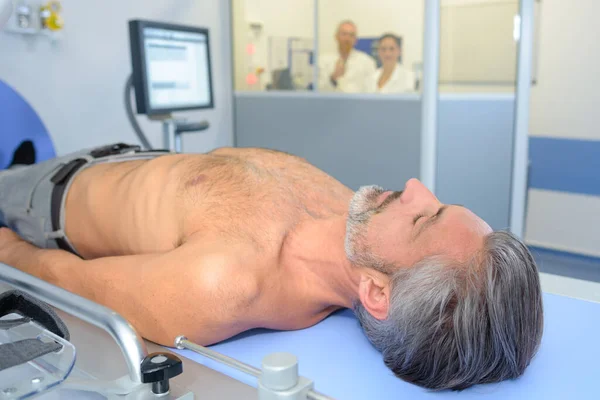 Человек Лежит Больничных Носилках — стоковое фото