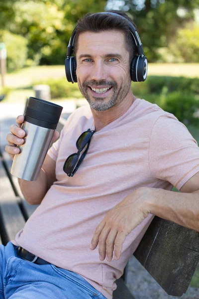 Przystojny Mężczyzna Ciesząc Się Muzyka Kawa Parku — Zdjęcie stockowe