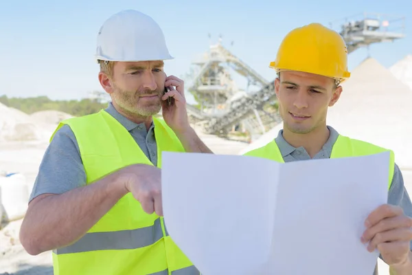 Dois Trabalhadores Discutindo Planos Projeto Fábrica — Fotografia de Stock