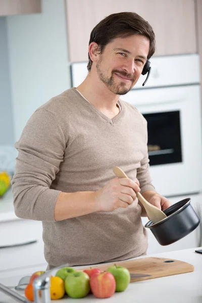 Homem Cozinhar Café Manhã Com Maçãs — Fotografia de Stock