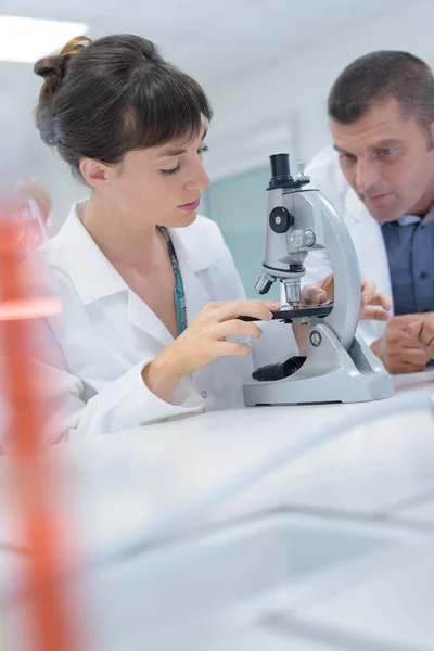 Cientistas Masculinos Femininos Usando Microscópio Laboratório — Fotografia de Stock