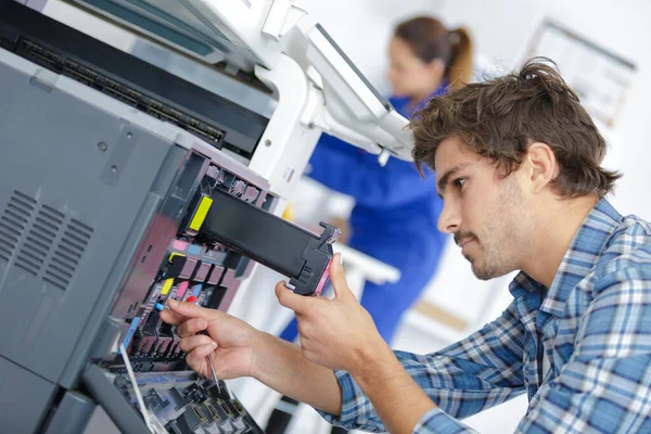 Técnico Impressora Consertando Problema — Fotografia de Stock