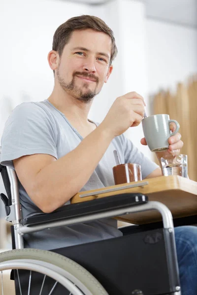 Mann Rollstuhl Beim Essen Auf Einem Tablett — Stockfoto