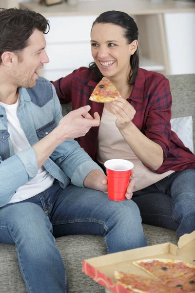 Ζευγάρι Τρώει Πίτσα Και Βλέποντας Τηλεόραση — Φωτογραφία Αρχείου