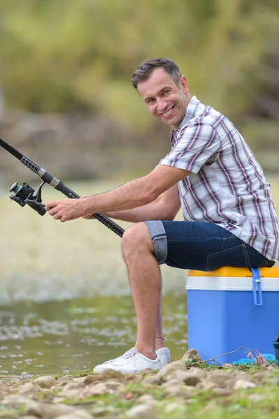 Hombre Pesca Sentado Nevera Caja —  Fotos de Stock