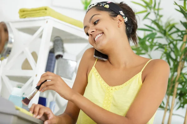 Cute Woman Phone While Doing Her Make — Stock Photo, Image