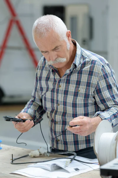 Senior Homme Suivant Les Instructions Pour Câblage — Photo