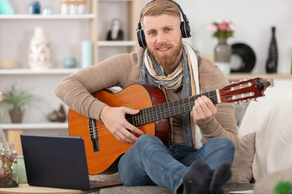 Homem Está Aprendendo Tocar Guitarra — Fotografia de Stock