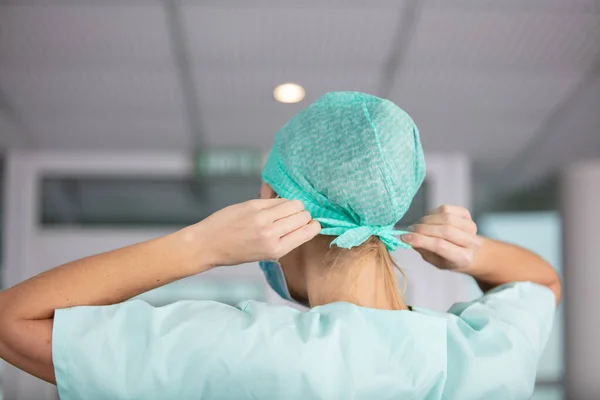 Задний Вид Медсестры Закрепляющей Сетку Волос — стоковое фото