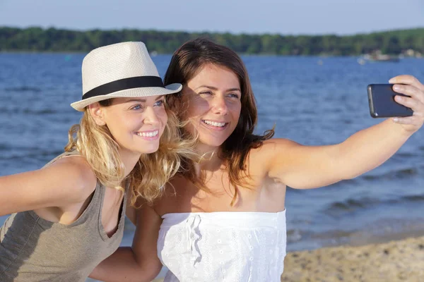 Dos Joven Mujer Selfy Naturaleza —  Fotos de Stock