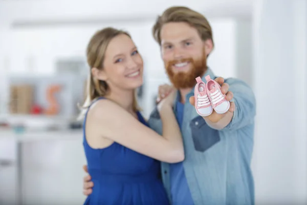 Boldog Apa Mutat Egy Kis Cipőt Feleségével Hasa — Stock Fotó