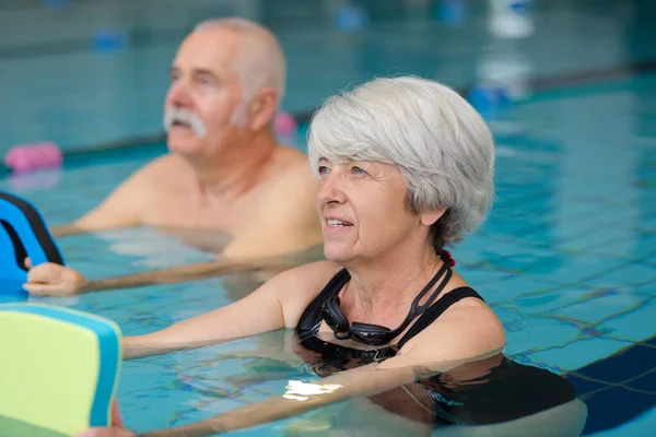 Mutlu Yaşlı Çift Yüzme Dersleri Alıyor — Stok fotoğraf