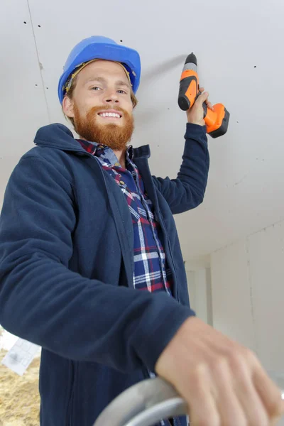 Travailleur Masculin Perce Plafond Avec Perforateur — Photo