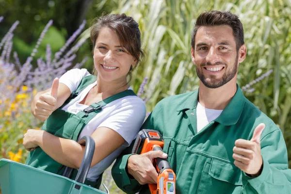 Profesional Jardinería Pareja Holding Thumbs — Foto de Stock
