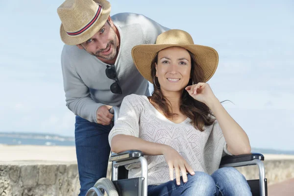 Ehepaar Mittleren Alters Rollstuhl Park — Stockfoto