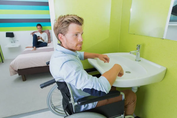 Hombre Discapacitado Usando Fregadero Habitación Hotel — Foto de Stock