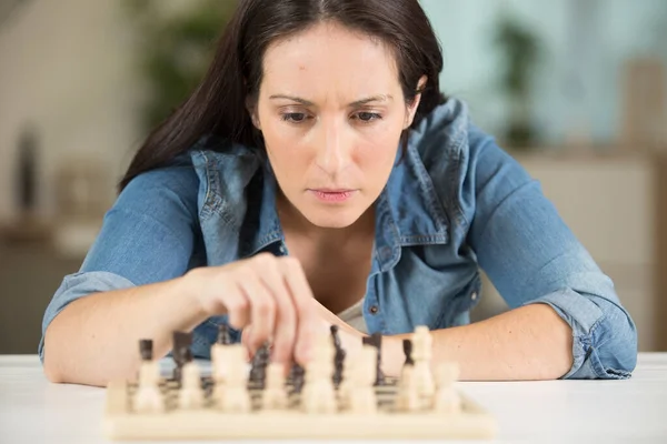 Брюнетка Играющая Шахматы — стоковое фото