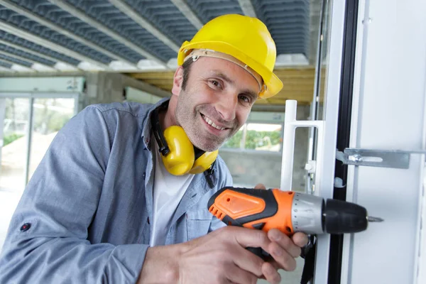 Hombre Feliz Perforando Pared Con Perforador —  Fotos de Stock
