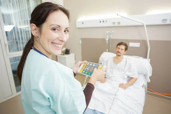 Щаслива Жінка Лікар Тримає Пульт Керування Ліжком — стокове фото