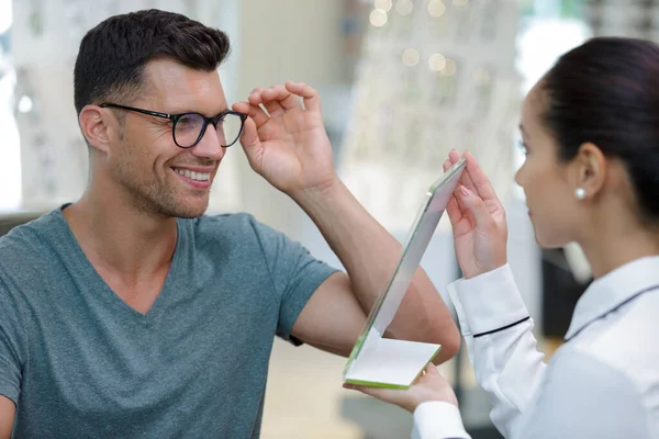 Homem Experimentando Novos Óculos Com Molduras Designer — Fotografia de Stock