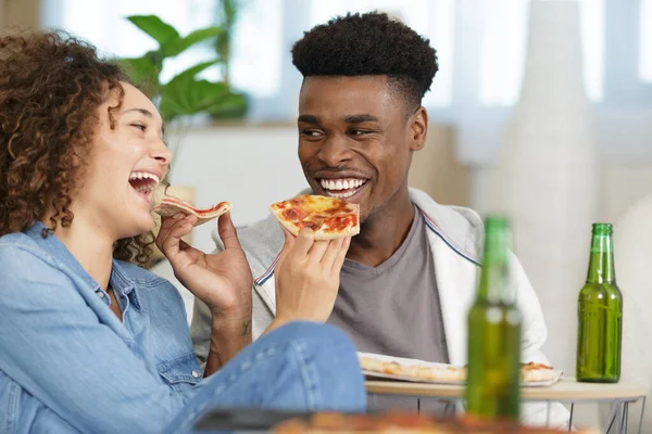 Ευτυχισμένο Ζευγάρι Ετοιμάζεται Πίτσα Στο Σπίτι Τους — Φωτογραφία Αρχείου