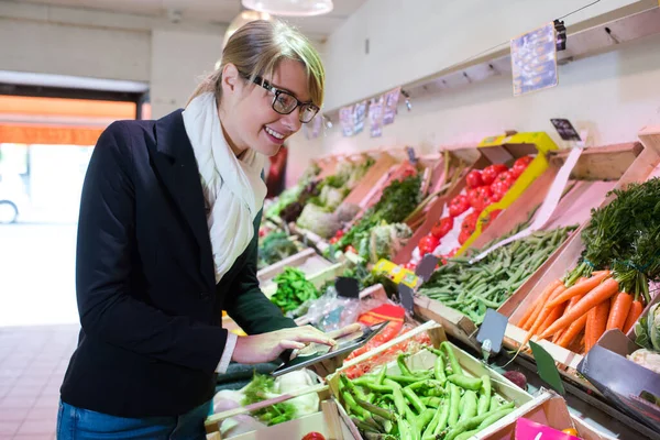 Frau Wählt Gemüse Auf Dem Markt — Stockfoto
